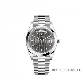 Rolex Day-Date 40 Cadran a motif raye en platine Lunette lisse