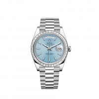 Rolex Day-Date 40 Platine cadran bleu a motif diagonal lunette sertie de diamants